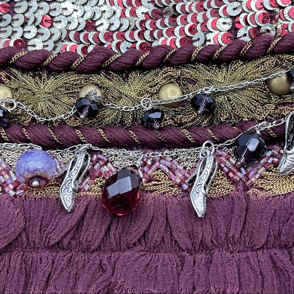 NWT 💟 DOUBLE STRAND CHARM BRACELET IN TONES OF PURPLE CRYSTALS WITH SHOE CHARMS - Picture 2 of 8
